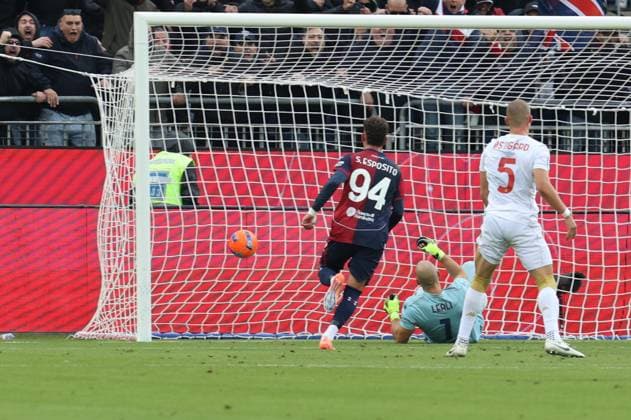 November 22, 2025, Cagliari: Cagliari™s Sebastiano Esposito (L) scores the 2-2 goal during the Italian Serie A soccer match Cagliari calcio vs Genoa CFC at the Unipol Domus in Cagliari, Italy, 22 November 2025 .ANSA FABIO MURRU Soccer; Serie A:Cagliari Vs Genoa  - ZUMAa110 20251122_zaf_a110_029 Copyright: xFabioxMurrux