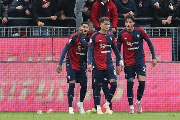 November 22, 2025, Cagliari: Cagliari™s Sebastiano Esposito jubilates with his teammates after scoring the 2-2 goal during the Italian Serie A soccer match Cagliari calcio vs Genoa CFC at the Unipol Domus in Cagliari, Italy, 22 November 2025 .ANSA FABIO MURRU Soccer; Serie A:Cagliari Vs Genoa  - ZUMAa110 20251122_zaf_a110_030 Copyright: xFabioxMurrux