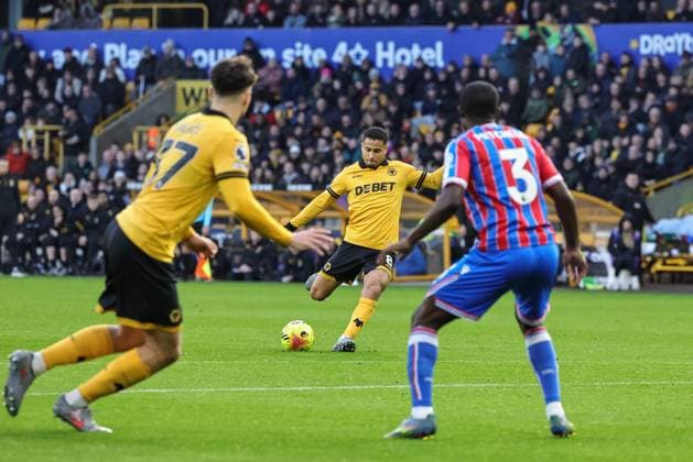 Premier League Wolverhampton Wanderers v Crystal Palace Joao Gomes of Wolverhampton Wanderers takes a free kick on the edge of the area during the Premier League match Wolverhampton Wanderers vs Crystal Palace at Molineux, Wolverhampton, United Kingdom, 22nd November 2025 (Photo by Mark Cosgrove News Images) Wolverhampton Molineux West Midlands United Kingdom Copyright: xMarkxCosgrove NewsxImagesx