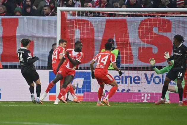 Tor Yuito SUZUKI (SC Freiburg),li) zum 0-1,Aktion,Torschuss. Fussball 1. Bundesliga Saison 2025 2026, 11.Spieltag, Spieltag11 FC Bayern Muenchen - SC Freiburg am 22.11.2025 , A L L I A N Z A R E N A.