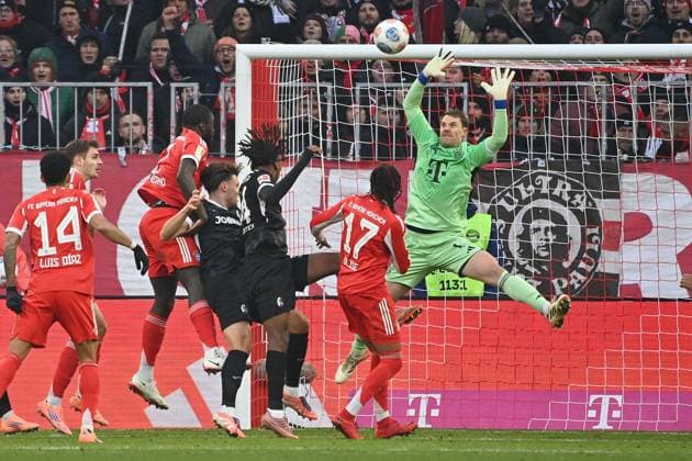 Tor Johan MANZAMBI (SC Freiburg) zum 2-0, Aktion,Tor gegen Manuel NEUER (Torwart Bayern Muenchen) Fussball 1. Bundesliga Saison 2025 2026, 11.Spieltag, Spieltag11 FC Bayern Muenchen - SC Freiburg am 22.11.2025 , A L L I A N Z A R E N A.