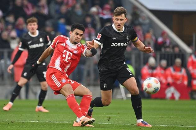 Luis DIAZ (Bayern Muenchen), Aktion,Zweikampf gegen Maximilian EGGESTEIN (SC Freiburg). Fussball 1. Bundesliga Saison 2025 2026, 11.Spieltag, Spieltag11 FC Bayern Muenchen - SC Freiburg am 22.11.2025 , A L L I A N Z A R E N A.