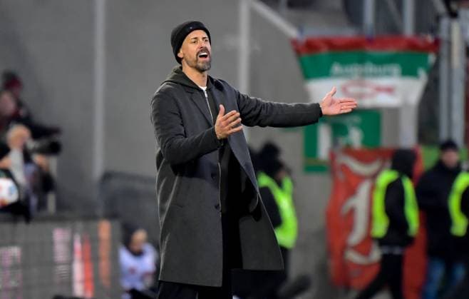 22.11.2025, xemx, Fussball 1.Bundesliga, FC Augsburg - Hamburger SV v.l. Cheftrainer Sandro Wagner (FC Augsburg) gibt Anweisungen, gestikuliert mit den Armen, gesticulate, gives instructions (DFL DFB REGULATIONS PROHIBIT ANY USE OF PHOTOGRAPHS as IMAGE SEQUENCES and or QUASI-VIDEO) Augsburg