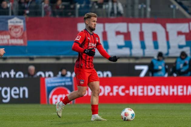 Niklas Dorsch (FC Heidenheim, 30) sucht einen Anspielpartner, GER, 1. FC Heidenheim 1846 vs. Borussia Mönchengladbach, Fussball, 1. Bundesliga, 11. Spieltag, Spielzeit 2025 2026, 22.11.2025, DFL REGULATIONS PROHIBIT ANY USE OF PHOTOGRAPHS AS IMAGE SEQUENCES AND OR QUASI-VIDEO, GER, 1. FC Heidenheim 1846 vs. Borussia Mönchengladbach, Fussball, 1. Bundesliga, 11. Spieltag, Spielzeit 2025 2026, 22.11.2025, Heidenheim Copyright: xEibner-Pressefoto EdwardxCheungx EP_ECG