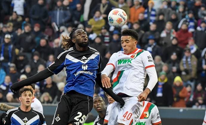 22.11.2025, xemx, Fussball 1.Bundesliga, FC Augsburg - Hamburger SV v.l. Jordan Torunarigha (Hamburger SV), Noahkai Banks (FC Augsburg) Zweikampf, Aktion, action, battle for the ball (DFL DFB REGULATIONS PROHIBIT ANY USE OF PHOTOGRAPHS as IMAGE SEQUENCES and or QUASI-VIDEO) Augsburg