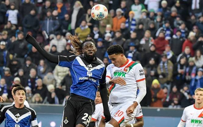 22.11.2025, xemx, Fussball 1.Bundesliga, FC Augsburg - Hamburger SV v.l. Jordan Torunarigha (Hamburger SV), Noahkai Banks (FC Augsburg) Zweikampf, Aktion, action, battle for the ball (DFL DFB REGULATIONS PROHIBIT ANY USE OF PHOTOGRAPHS as IMAGE SEQUENCES and or QUASI-VIDEO) Augsburg