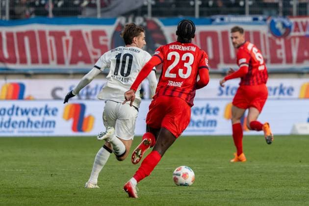 Omar Haktab Traore (FC Heidenheim, 23) sprintet Florian Neuhaus (Borussia Mönchengladbach, 10) hinterher, GER, 1. FC Heidenheim 1846 vs. Borussia Mönchengladbach, Fussball, 1. Bundesliga, 11. Spieltag, Spielzeit 2025 2026, 22.11.2025, DFL REGULATIONS PROHIBIT ANY USE OF PHOTOGRAPHS AS IMAGE SEQUENCES AND OR QUASI-VIDEO, GER, 1. FC Heidenheim 1846 vs. Borussia Mönchengladbach, Fussball, 1. Bundesliga, 11. Spieltag, Spielzeit 2025 2026, 22.11.2025, Heidenheim Copyright: xEibner-Pressefoto EdwardxCheungx EP_ECG