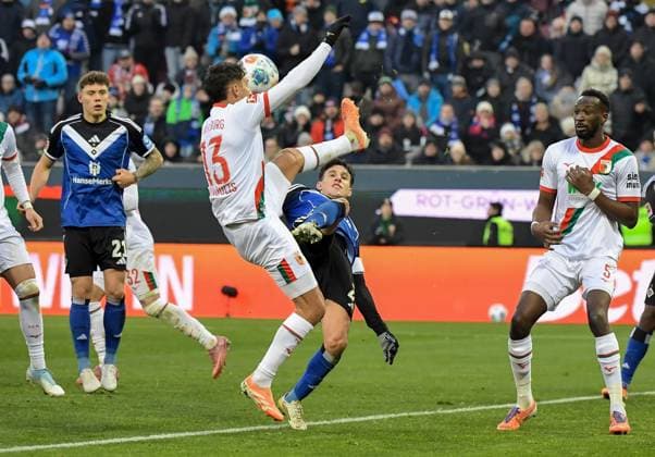 22.11.2025, xemx, Fussball 1.Bundesliga, FC Augsburg - Hamburger SV v.l. Dimitrios Giannoulis (FC Augsburg), Nicolas Capaldo (Hamburger SV) Zweikampf, Aktion, action, battle for the ball (DFL DFB REGULATIONS PROHIBIT ANY USE OF PHOTOGRAPHS as IMAGE SEQUENCES and or QUASI-VIDEO) Augsburg