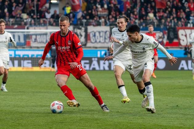Adrian Beck (FC Heidenheim, 21) wird von Rocco Reitz (Borussia Mönchengladbach, 27) und Kevin Diks (Borussia Mönchengladbach, 04) verfolgt, GER, 1. FC Heidenheim 1846 vs. Borussia Mönchengladbach, Fussball, 1. Bundesliga, 11. Spieltag, Spielzeit 2025 2026, 22.11.2025, DFL REGULATIONS PROHIBIT ANY USE OF PHOTOGRAPHS AS IMAGE SEQUENCES AND OR QUASI-VIDEO, GER, 1. FC Heidenheim 1846 vs. Borussia Mönchengladbach, Fussball, 1. Bundesliga, 11. Spieltag, Spielzeit 2025 2026, 22.11.2025, Heidenheim Copyright: xEibner-Pressefoto EdwardxCheungx EP_ECG