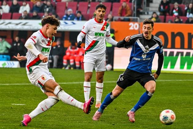 GER, 1. FBL, FC Augsburg vs Hamburger SV 22.11.2025, WWK-Arena, Augsburg, GER, 1. FBL, FC Augsburg vs Hamburger SV, im Bild Torchance durch Mert Kömür Koemuer (FC Augsburg, 36), Giogi Gocholeishvili (Hamburger SV, 16)
