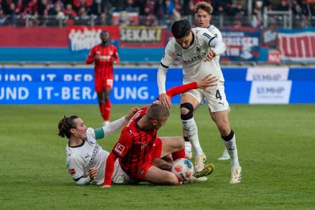 Kein Durchkommen von Adrian Beck (FC Heidenheim, 21) gegen Rocco Reitz (Borussia Mönchengladbach, 27) und Kevin Diks (Borussia Mönchengladbach, 04), GER, 1. FC Heidenheim 1846 vs. Borussia Mönchengladbach, Fussball, 1. Bundesliga, 11. Spieltag, Spielzeit 2025 2026, 22.11.2025, DFL REGULATIONS PROHIBIT ANY USE OF PHOTOGRAPHS AS IMAGE SEQUENCES AND OR QUASI-VIDEO, GER, 1. FC Heidenheim 1846 vs. Borussia Mönchengladbach, Fussball, 1. Bundesliga, 11. Spieltag, Spielzeit 2025 2026, 22.11.2025, Heidenheim Copyright: xEibner-Pressefoto EdwardxCheungx EP_ECG