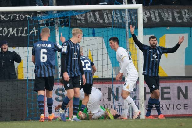 22.11.2025, xhettx, Fussball 3.Liga, SV Waldhof Mannheim - SV Wehen Wiesbaden v.l. Proteste gegen die Aktion von Florian Hübner (SV Wehen Wiesbaden, 19) (DFL DFB REGULATIONS PROHIBIT ANY USE OF PHOTOGRAPHS as IMAGE SEQUENCES and or QUASI-VIDEO) Mannheim