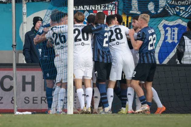 22.11.2025, xhettx, Fussball 3.Liga, SV Waldhof Mannheim - SV Wehen Wiesbaden v.l. Rudelbildung, es wird hitzig gegen Florian Hübner (SV Wehen Wiesbaden, 19) (DFL DFB REGULATIONS PROHIBIT ANY USE OF PHOTOGRAPHS as IMAGE SEQUENCES and or QUASI-VIDEO) Mannheim