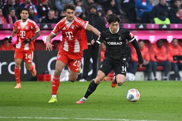 GER, Bayern, Muenchen, Fussball, FC Bayern Muenchen - SC Freiburg, in der Allianz Arena, Muenchen, Bundesliga, 11. Spieltag, 22.11.25, v.l. Tom Bischof (FC Bayern Muenchen, 20), Yuito Suzuki (SC Freiburg, 14), im Zweikampf um den Ball DFL DFB regulations prohibit any use of photographs as image sequences and or quasi-video, Copyright: HMB-Media MichaelxNibel