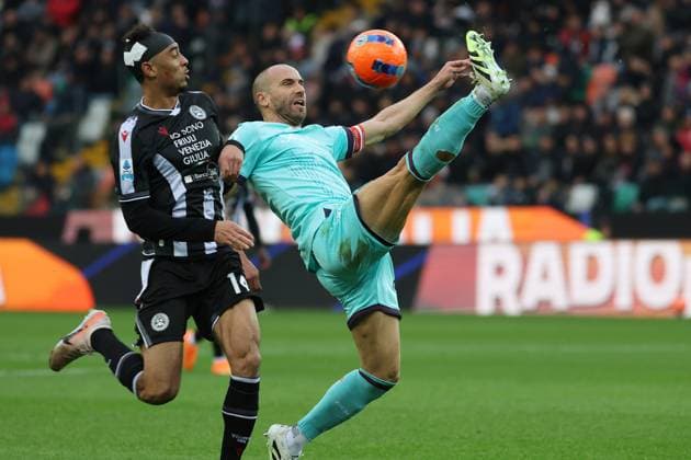 Bologna s Lorenzo De Silvestri fights for the ball with Udinese s Arthur Atta during the Serie A soccer match between Udinese and Bologna at the Bluenergy Stadium in Udine, north east Italy - Saturday, November 22,2025 - soccer  Copyright: xAndreaxBressanutti LaPressex