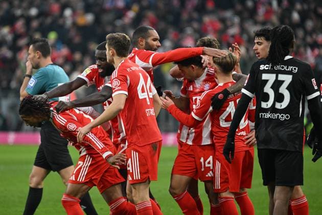 GER, Bayern, Muenchen, Fussball, FC Bayern Muenchen - SC Freiburg, in der Allianz Arena, Muenchen, Bundesliga, 11. Spieltag, 22.11.25, v.l. FC Bayern Muenchen, Torjubel, Freude, Emotionen, Jubel, Feiern, Goal Scored, Celebrate DFL DFB regulations prohibit any use of photographs as image sequences and or quasi-video, Copyright: HMB-Media MichaelxNibel
