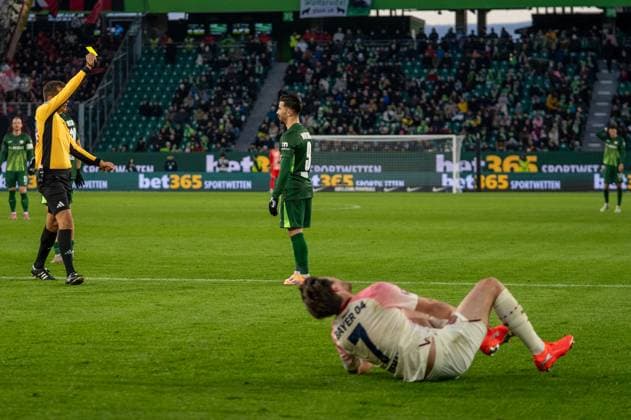 Deutschland, Fussball, 1. Bundesliga, 11.Spieltag 2025 2026: VfL Wolfsburg - Bayer 04 Leverkusen am 22.11. in Wolfsburg (Volkswagen-Arena): Gelb für Mohammed Amoura (VfL Wolfsburg 9) nach Foul an Jonas Hofmann (Bayer 04 Leverkusen 7) Copyright: xSvenxHeidmannx