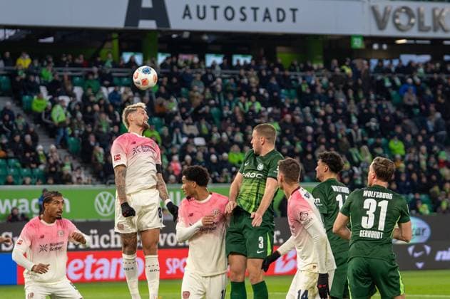 Deutschland, Fussball, 1. Bundesliga, 11.Spieltag 2025 2026: VfL Wolfsburg - Bayer 04 Leverkusen am 22.11. in Wolfsburg (Volkswagen-Arena): Robert Andrich (Bayer 04 Leverkusen 8) Copyright: xSvenxHeidmannx
