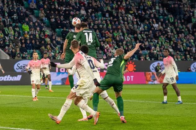 Deutschland, Fussball, 1. Bundesliga, 11.Spieltag 2025 2026: VfL Wolfsburg - Bayer 04 Leverkusen am 22.11. in Wolfsburg (Volkswagen-Arena): Dzenan Pejcinovic (VfL Wolfsburg 17) und Jenson Seelt (VfL Wolfsburg 14) Copyright: xSvenxHeidmannx