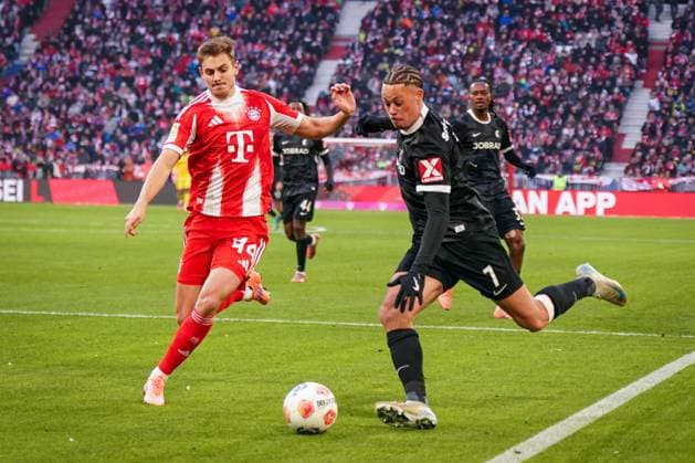 Deutschland: Fussball Bundesliga 2025 26, 11. Spieltag - FC Bayern vs SC Freiburg - Allianz-Arena (München): Derry Scherhant (SC Freiburg, 07) Josip StaniÅ¡iÄ‡ Josip Stanisic (FC Bayern München, 44) München Bayern Deutschland Copyright: xJOERANxSTEINIEKx