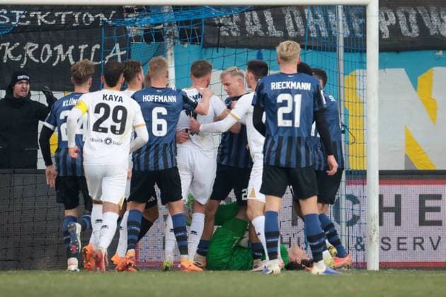 22.11.2025, xhettx, Fussball 3.Liga, SV Waldhof Mannheim - SV Wehen Wiesbaden v.l. Rudelbildung, es wird hitzig gegen Florian Hübner (SV Wehen Wiesbaden, 19) (DFL DFB REGULATIONS PROHIBIT ANY USE OF PHOTOGRAPHS as IMAGE SEQUENCES and or QUASI-VIDEO) Mannheim