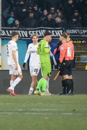 22.11.2025, xhettx, Fussball 3.Liga, SV Waldhof Mannheim - SV Wehen Wiesbaden v.l. Diskussionen von Wiesbaden gegen Marc Eckermann (DFB) (DFL DFB REGULATIONS PROHIBIT ANY USE OF PHOTOGRAPHS as IMAGE SEQUENCES and or QUASI-VIDEO) Mannheim