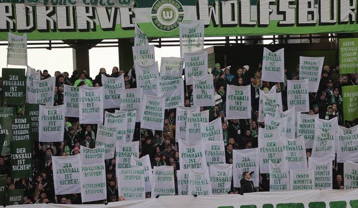 Fanprotest Wolfsburger Fankurve Fussball, Herren, Saison 2025 2026, 1.Liga, Bundesliga, Volkswagenarena, VfL Wolfsburg gegen Bayer Leverkusen DFL REGULATIONS PROHIBIT ANY USE OF PHOTOGRAPHS AS IMAGE SEQUENCES AND OR QUASI-VIDEO.