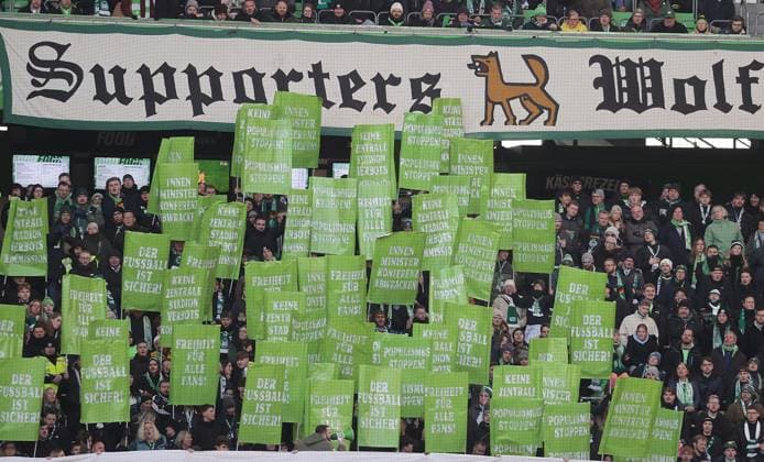 Fanprotest Wolfsburger Fankurve Fussball, Herren, Saison 2025 2026, 1.Liga, Bundesliga, Volkswagenarena, VfL Wolfsburg gegen Bayer Leverkusen DFL REGULATIONS PROHIBIT ANY USE OF PHOTOGRAPHS AS IMAGE SEQUENCES AND OR QUASI-VIDEO.