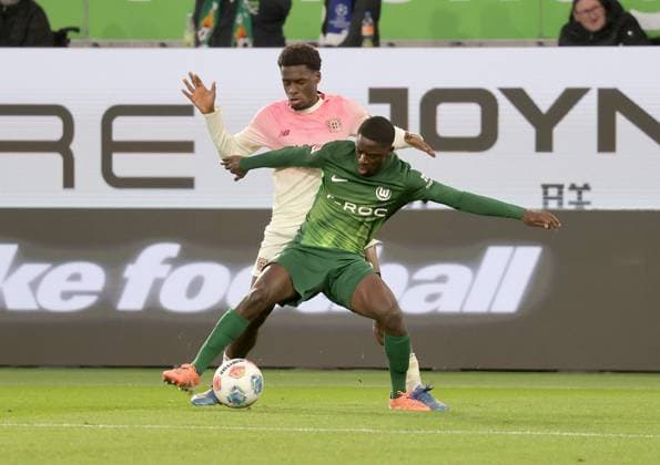 Sael Kumbedi (VfL Wolfsburg), Ernest Poku (Bayer 04 Leverkusen) Fussball, Herren, Saison 2025 2026, 1.Liga, Bundesliga, Volkswagenarena, VfL Wolfsburg gegen Bayer Leverkusen DFL REGULATIONS PROHIBIT ANY USE OF PHOTOGRAPHS AS IMAGE SEQUENCES AND OR QUASI-VIDEO.