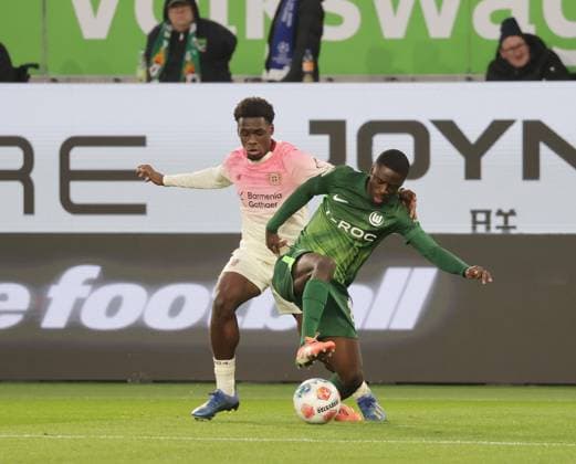 Sael Kumbedi (VfL Wolfsburg), Ernest Poku (Bayer 04 Leverkusen) Fussball, Herren, Saison 2025 2026, 1.Liga, Bundesliga, Volkswagenarena, VfL Wolfsburg gegen Bayer Leverkusen DFL REGULATIONS PROHIBIT ANY USE OF PHOTOGRAPHS AS IMAGE SEQUENCES AND OR QUASI-VIDEO.