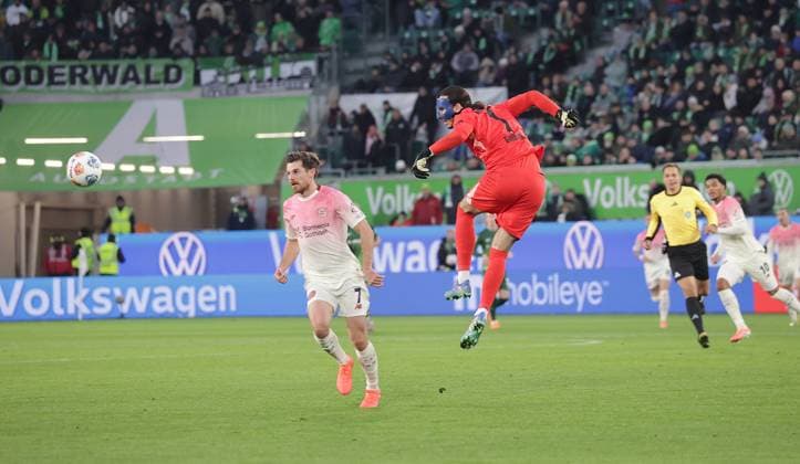 Kamil Grabara (VfL Wolfsburg) rettet vor Jonas Hofmann (Bayer 04 Leverkusen) Fussball, Herren, Saison 2025 2026, 1.Liga, Bundesliga, Volkswagenarena, VfL Wolfsburg gegen Bayer Leverkusen DFL REGULATIONS PROHIBIT ANY USE OF PHOTOGRAPHS AS IMAGE SEQUENCES AND OR QUASI-VIDEO.