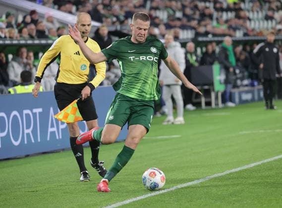 Denis Vavro (VfL Wolfsburg) Fussball, Herren, Saison 2025 2026, 1.Liga, Bundesliga, Volkswagenarena, VfL Wolfsburg gegen Bayer Leverkusen DFL REGULATIONS PROHIBIT ANY USE OF PHOTOGRAPHS AS IMAGE SEQUENCES AND OR QUASI-VIDEO.