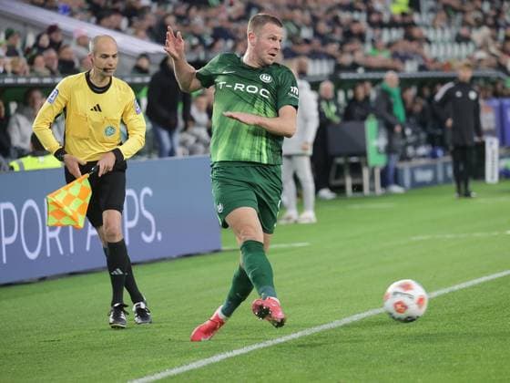 Denis Vavro (VfL Wolfsburg) Fussball, Herren, Saison 2025 2026, 1.Liga, Bundesliga, Volkswagenarena, VfL Wolfsburg gegen Bayer Leverkusen DFL REGULATIONS PROHIBIT ANY USE OF PHOTOGRAPHS AS IMAGE SEQUENCES AND OR QUASI-VIDEO.