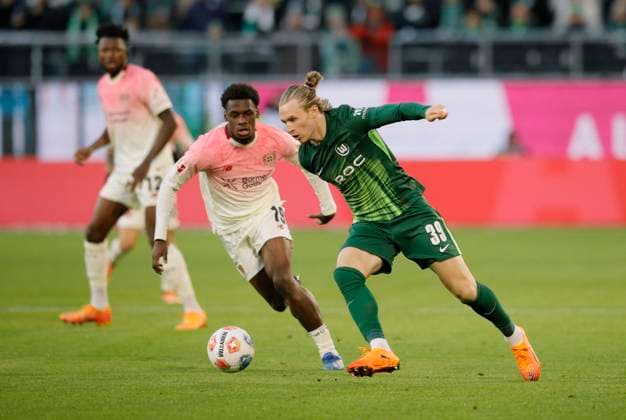Foto : Patrick Wimmer (Wolfsburg) gegen Ernest POKU Fussball 1. Bundesliga, 11. Spieltag am Sa. 22.11.2025 VfL Wolfsburg - Bayer 04 Leverkusen