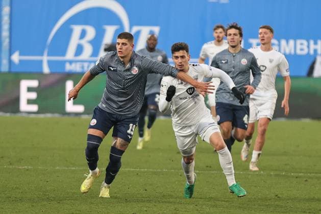 22.11.2025, Fussball, Herren, 15. Spieltag Dritte Liga 3. Liga Saison 2025 2026: FC Hansa Rostock - FC Schweinfurt 05 Von links: Jan Mejdr (FC Hansa Rostock, 19) gegen Fabio Luque-Notaro (FC Schweinfurt 05, 28) Rostock Ostseestadion Mecklenburg-Vorpommern Deutschland