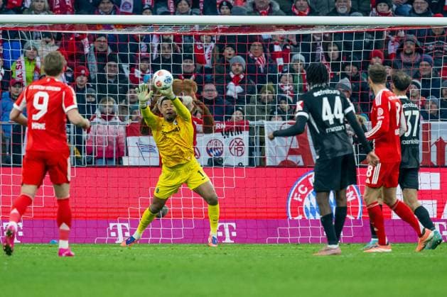 Noah Atubolu (Torwart, SC Freiburg, 1) kann diesen Ball von Michael Olise (FC Bayern Muenchen, 17) - nicht im Bild - nicht halten und muss das Tor zum 2:2 - Ausgleich hinnehmen GER, FC Bayern Muenchen vs. SC Freiburg, Fussball, Bundesliga, 11. Spieltag, Spielzeit 2025 2026, 22.11.2025. (DFL DFB REGULATIONS PROHIBIT ANY USE OF PHOTOGRAPHS as IMAGE SEQUENCES and or QUASI-VIDEO). GER, FC Bayern Muenchen vs. SC Freiburg, Fussball, Bundesliga, 11. Spieltag, Spielzeit 2025 2026, 22.11.2025. Muenchen Copyright: xEibner-Pressefoto HeikexFeinerx EP_HFR