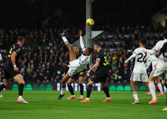22nd November 2025; Craven Cottage, Fulham, London, England; Premier League Football, Fulham versus Sunderland; Alex Iwobi of Fulham with a bicycle kick  JohnxPatrickxFletcher