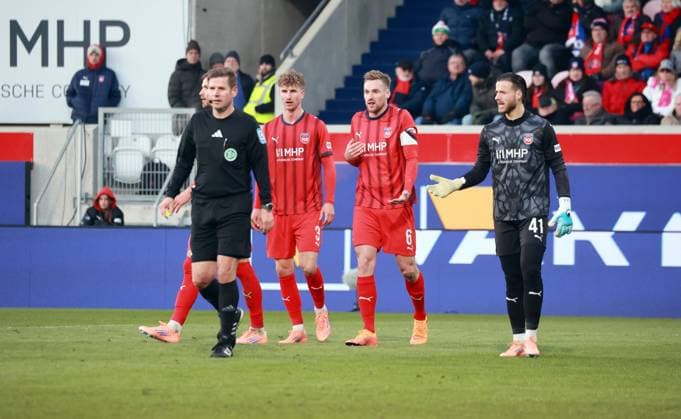 22.11.25 1. FC Heidenheim - Borussia Mönchengladbach Deutschland, Heidenheim, 22.11.2025, Fussball, Bundesliga, Saison 2025 2026, 1. FC Heidenheim - Borussia Mönchengladbach: v.l. Frank Willenborg (Schiedsrichter), Jan Schöppner, Patrick Mainka, Diant Ramaj (alle 1. FC Heidenheim).