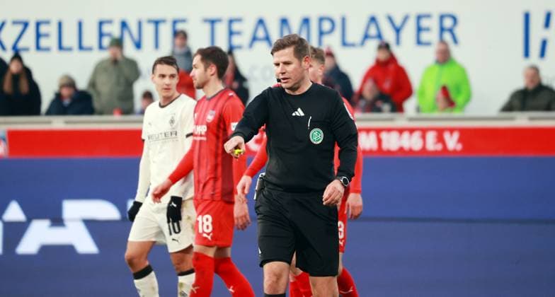 22.11.25 1. FC Heidenheim - Borussia Mönchengladbach Deutschland, Heidenheim, 22.11.2025, Fussball, Bundesliga, Saison 2025 2026, 1. FC Heidenheim - Borussia Mönchengladbach: Frank Willenborg (Schiedsrichter).