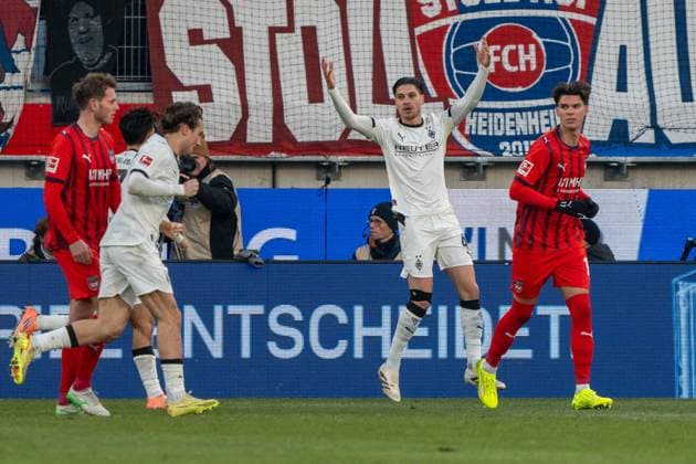 Jubel von Kevin Diks (Borussia Mönchengladbach, 04) nach dessen Elfmetertor, jubelt mit Teamkollegen, GER, 1. FC Heidenheim 1846 vs. Borussia Mönchengladbach, Fussball, 1. Bundesliga, 11. Spieltag, Spielzeit 2025 2026, 22.11.2025, DFL REGULATIONS PROHIBIT ANY USE OF PHOTOGRAPHS AS IMAGE SEQUENCES AND OR QUASI-VIDEO, GER, 1. FC Heidenheim 1846 vs. Borussia Mönchengladbach, Fussball, 1. Bundesliga, 11. Spieltag, Spielzeit 2025 2026, 22.11.2025, Heidenheim Copyright: xEibner-Pressefoto EdwardxCheungx EP_ECG