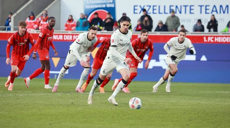 22.11.25 1. FC Heidenheim - Borussia Mönchengladbach Deutschland, Heidenheim, 22.11.2025, Fussball, Bundesliga, Saison 2025 2026, 1. FC Heidenheim - Borussia Mönchengladbach: Kevin Diks (Borussia Mönchengladbach); Tor Elfmeter 0:1 Diks.