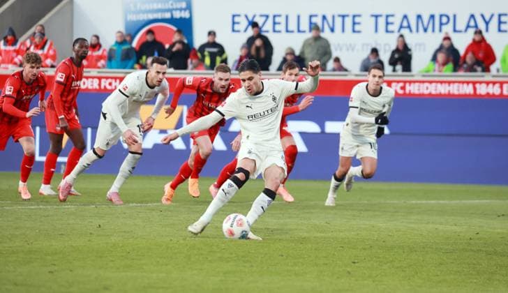 22.11.25 1. FC Heidenheim - Borussia Mönchengladbach Deutschland, Heidenheim, 22.11.2025, Fussball, Bundesliga, Saison 2025 2026, 1. FC Heidenheim - Borussia Mönchengladbach: Kevin Diks (Borussia Mönchengladbach); Tor Elfmeter 0:1 Diks.