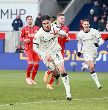 22.11.25 1. FC Heidenheim - Borussia Mönchengladbach Deutschland, Heidenheim, 22.11.2025, Fussball, Bundesliga, Saison 2025 2026, 1. FC Heidenheim - Borussia Mönchengladbach: Kevin Diks (Borussia Mönchengladbach); Jubel Tor Elfmeter 0:1 Diks.