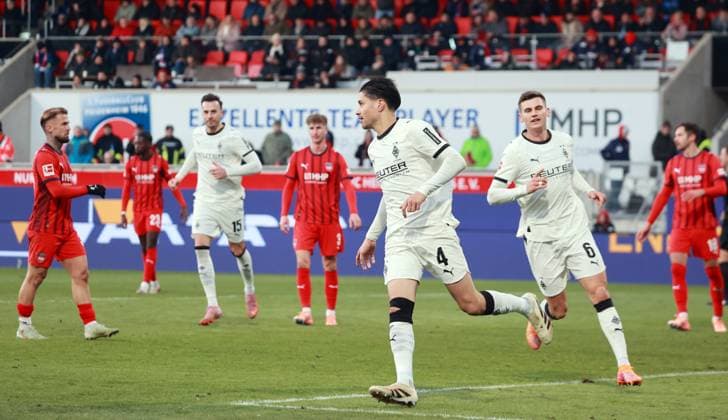 22.11.25 1. FC Heidenheim - Borussia Mönchengladbach Deutschland, Heidenheim, 22.11.2025, Fussball, Bundesliga, Saison 2025 2026, 1. FC Heidenheim - Borussia Mönchengladbach: Kevin Diks (Borussia Mönchengladbach); Jubel Tor Elfmeter 0:1 Diks.