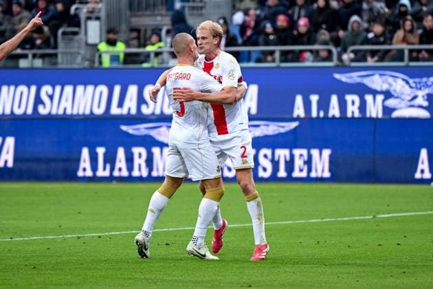Genoa s Leo Skiri Ostigard celebrates after scoring the goal for 1-2 during the Serie A soccer match between Cagliari Calcio and Genoa at the Unipol Domus in Cagliari, Sardinia - Saturday, 22 november 2025. - Soccer  Copyright: xGianlucaxZuddas LaPressex