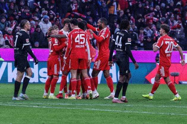 Torjubel der Mannschaft (FC Bayern Muenchen) nach dem 2:2 durch Michael Olise 17 (FC Bayern Muenchen), Jubel, FC Bayern Muenchen vs. SC Freiburg, Fussball, Bundesliga, DFL, Saison 2025 2026, Hinrunde, 22.11.2025 DFB regulations prohibit any use of photographs as image sequences and or quasi-video Muenchen Bayern Deutschland