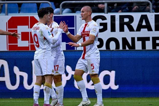 Genoa s Leo Skiri Ostigard celebrates after scoring the goal for 1-2 during the Serie A soccer match between Cagliari Calcio and Genoa at the Unipol Domus in Cagliari, Sardinia - Saturday, 22 november 2025. - Soccer  Copyright: xGianlucaxZuddas LaPressex