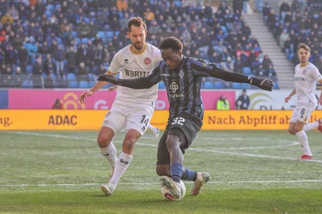 Kennedy Okpala (SV Waldhof Mannheim, 32), Orestis Kiomourtzoglou (SV Wehen Wiesbaden, 14) beim Zweikampf Fussball: 3. Liga, 15. Spieltag, SV Waldhof Mannheim vs. SV Wehen Wiesbaden am 22.11.2025 in Mannheim (Carl-Benz-Stadion), Deutschland Mannheim Carl-Benz-Stadion Deutschland Copyright: xFranzxReindelx