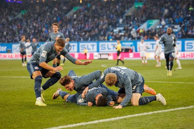 Torjubel 1:0 v.l. Jan Mejdr (Rostock) , Ryan Naderi (Rostock) , Torschütze Marco Schuster (Rostock) , Andreas Voglsammer (Rostock) ; GER, FC Hansa Rostock vs. 1. FC Schweinfurth 05, Fußball, Männer, 3. Liga, 15.Spieltag, Spielzeit 2025 2026, 22.11.2025; GER, FC Hansa Rostock vs. 1. FC Schweinfurth 05, Fußball, Männer, 3. Liga, 15.Spieltag, Spielzeit 2025 2026, 22.11.2025 Rostock Ostseestadion Mecklenburg - Vorpommern Deutschland