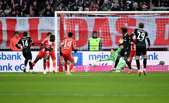 Fussball 1. Bundesliga Saison 2025 2026 11. Spieltag FC Bayern Muenchen - SC Freiburg 22.11.2025 Tor zum 0 - 1, Torschuetze Yuito Suzuki (li, SC Freiburg) gegen Torwart Manuel Neuer (3. v re., FC Bayern Muenchen)